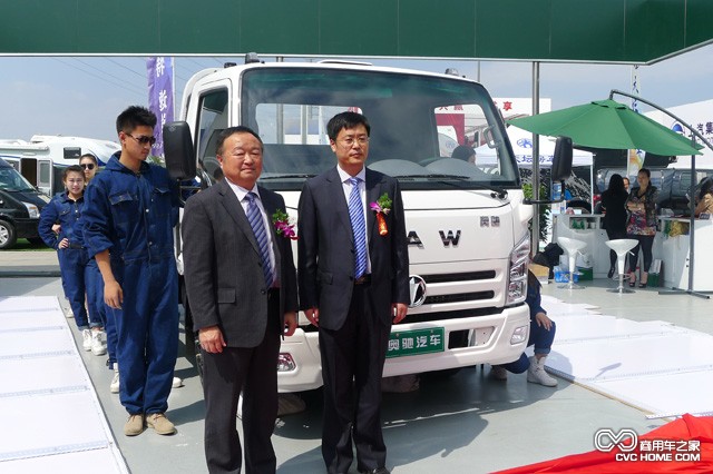 姜衛(wèi)東(左一)在奧馳A3前 商用車之家訊