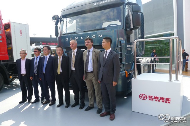 上依紅中外管理、技術(shù)團(tuán)隊在杰獅C100暢途版牽引車合影（右四熊偉銘）