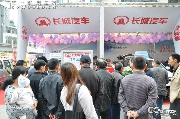 長城展位的訂車龍虎榜被圍得水泄不通. 商用車之家