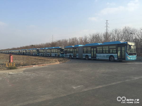 先期抵達的LCK6180HQGNA停放在新疆中通廠區(qū)內(nèi).png