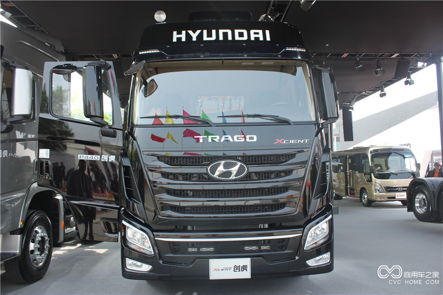 2016北京車展 四川現(xiàn)代創(chuàng)虎P440 6*2 提升橋牽引車
